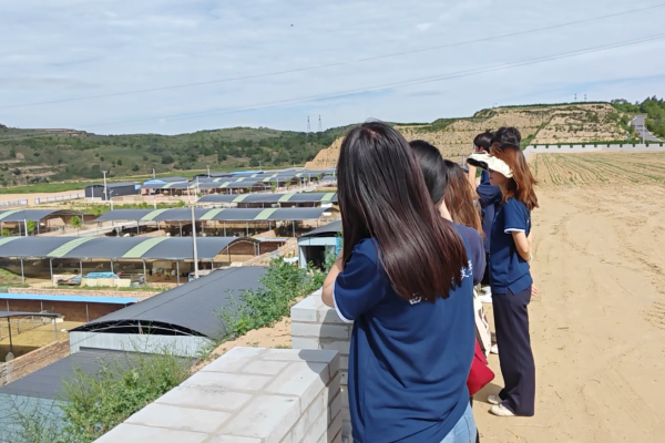 图片一 马主任向队员介绍马家梁村标准化养殖小区建设情况.png